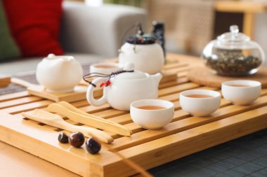 Oturma odasındaki Asya çayı seti, yakın plan.