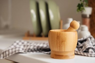 Mutfak tezgahında tokmaklı ahşap havan topu, yakın plan.