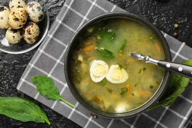 Siyah grunge arka planda yumurta ve ıspanak yapraklı lezzetli yeşil borş çorbası.