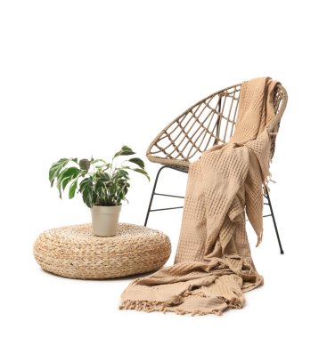 Beyaz arka planda ekose, bitki ve puf ile hasır koltuk