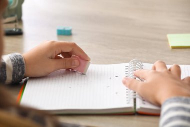 Çocuk masadaki bir şeyi siliyor, kapat