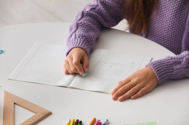 Masadaki dizüstü bilgisayarda çizimi silen çocuk, kapat