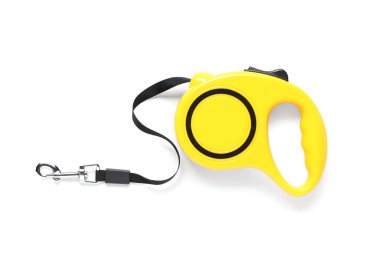 Beyaz arka planda geri çekilebilir köpek tasması