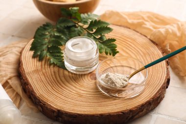 Krema kavanozlu pano ve hafif fayanslı kil, yakın plan.