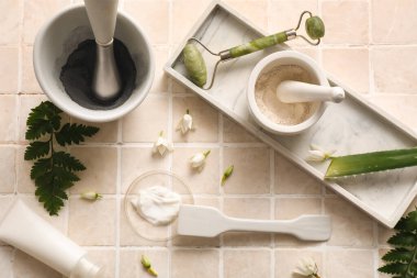 Kabuklu havan, yüz masajı aracı ve hafif fayanslı doğal kozmetik malzemeleri.