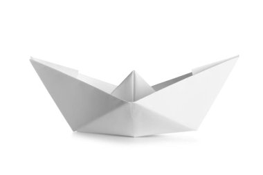 Kağıt origami teknesi beyaz arkaplanda