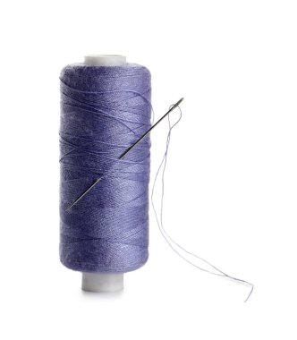 Beyaz arka planda iğne desenli leylak dikiş ipliği