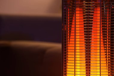 Akşam odasındaki modern elektrikli ısıtıcının yakın görüntüsü
