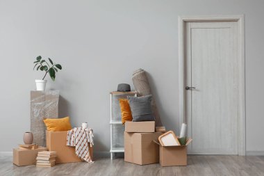 Taşındığı gün ışık duvarının yanındaki karton kutular.