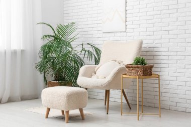 Oturma odasının içi. Koltuğu, masası ve bitkisi hasır sepette.