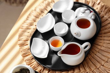 Masadaki beyaz Asya çayı seti, üst manzara.