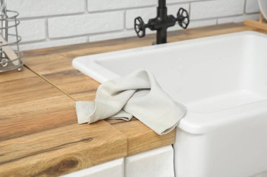 Modern mutfakta lavaboda beyaz peçete. Yakın çekim.