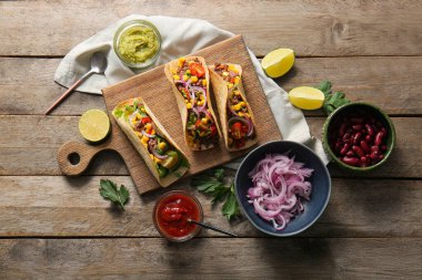 Taze takolu tepsi ve ahşap arka planda malzemeler.