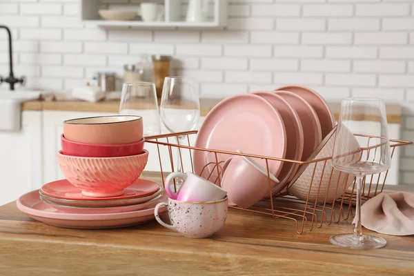 Mutfak tezgahında temiz pembe tabakları olan bir tutucu.