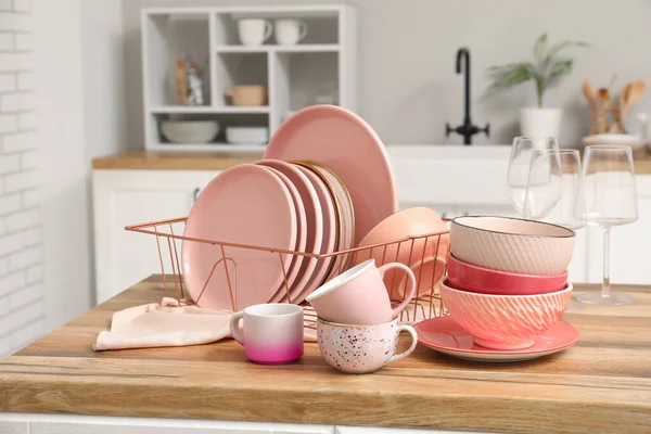 Mutfak tezgahında temiz pembe tabakları olan bir tutucu.