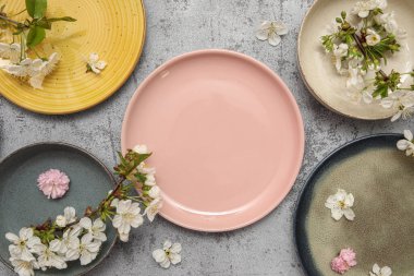 Gri arkaplanda çiçek açan dalları olan farklı temiz tabakalar.