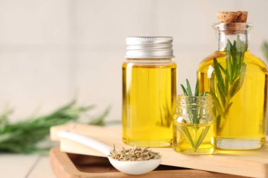 Beyaz fayans zemininde gerekli yağ şişeleriyle biberiye