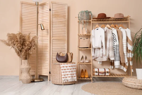 Giysi askısı ve katlama perdesi olan soyunma odasının içinde.