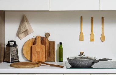 Mutfakta mutfak tezgahında çatal bıçaklarla tahta kesmek.