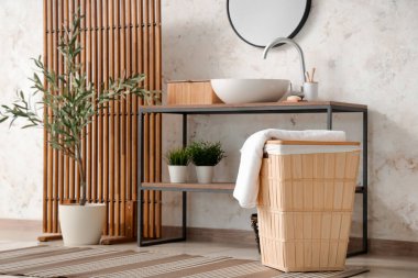 Ahşap perdeli ve dekoratif zeytin ağacıyla modern banyo.