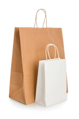 Beyaz arka planda farklı kağıt alışveriş torbaları