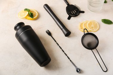 Bej grunge arka planda farklı barmen aletleri ve malzemeler