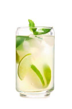 Beyaz arka planda naneli bir bardak taze Mojito kokteyli.