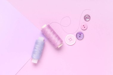 Leylak arkaplanındaki iplikler ve düğmeler