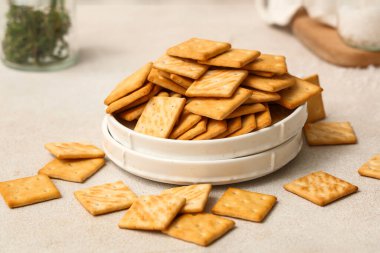 Bej grunge arkaplan üzerinde lezzetli kraker tabağı ile kompozisyon, yakın plan