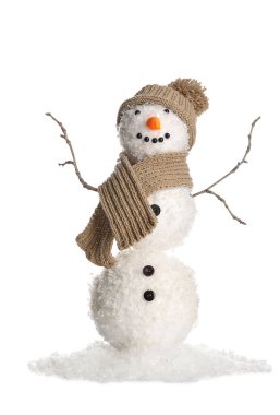 Beyaz arka planda şapkası ve atkısı olan komik kardan adam.