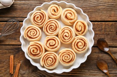 Ahşap arka planda pişmemiş tarçınlı fırın yemeği.