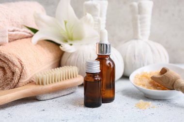 Havlular, bitkisel poşetler, serum şişeleri, grunge arka planda bir kase deniz tuzu, yakın plan