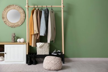 Koridorun iç tarafında şık kıyafetler, ayna ve büfe var.