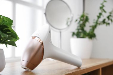 Modern fotokopi makinesi banyodaki ahşap masada, yakın plan.