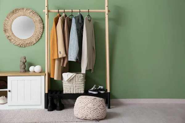 Koridorun iç tarafında şık kıyafetler, ayna ve büfe var.