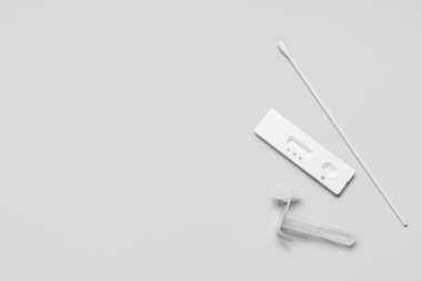 Gri arkaplanda pamuk çubuğu ile hızlı grip testi