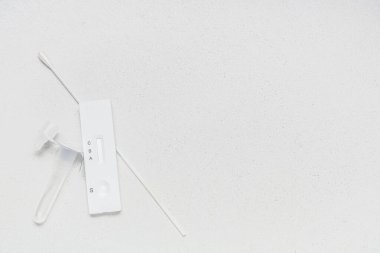 Beyaz arkaplanda pamuk çubuğu ile hızlı grip testi