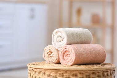 Banyodaki hasır sepete sarılmış temiz havlular.