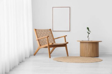 Işık perdesi, tahta koltuğu ve masası olan oturma odası.