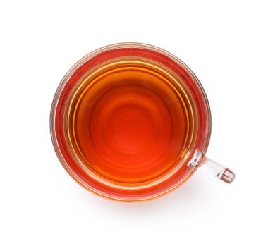 Beyaz arka planda izole edilmiş bir fincan lezzetli siyah çay, yakın plan.