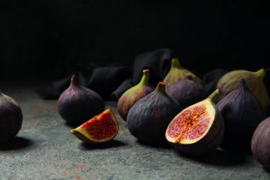 Grunge arka planında taze incir