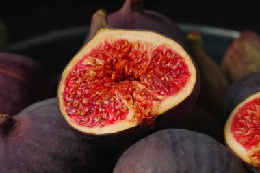 Siyah arka planda taze incir kabı, yakın plan.