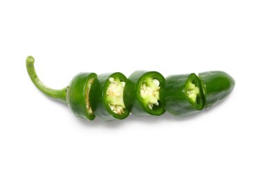 Beyaz arkaplanda kesilmiş yeşil biberli kompozisyon