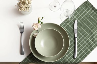 Oturma odasında çiçekler olan güzel bir masa.