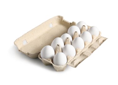 Beyaz arka planda izole edilmiş tavuk yumurtalı mukavva tutucu, yakın plan