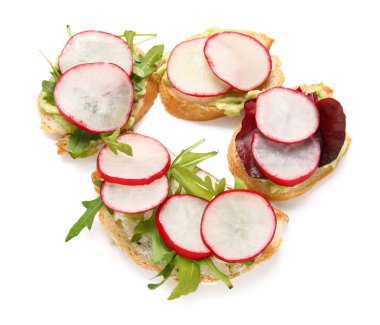 Beyaz arka planda turplu nefis bruschetalar.