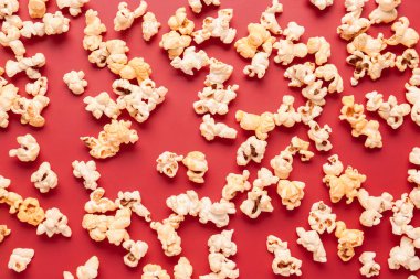 Kırmızı arka planda gevrek patlamış mısır