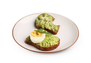 Beyaz arka planda yumurtalı avokado tostları.