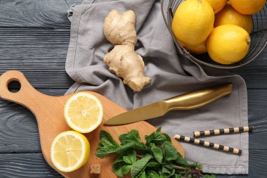 Tahta tahta tahta, limon, nane ve siyah ahşap arka planda zencefil