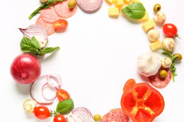 Beyaz arka planda pizza hazırlamak için malzemeden yapılmış çerçeve